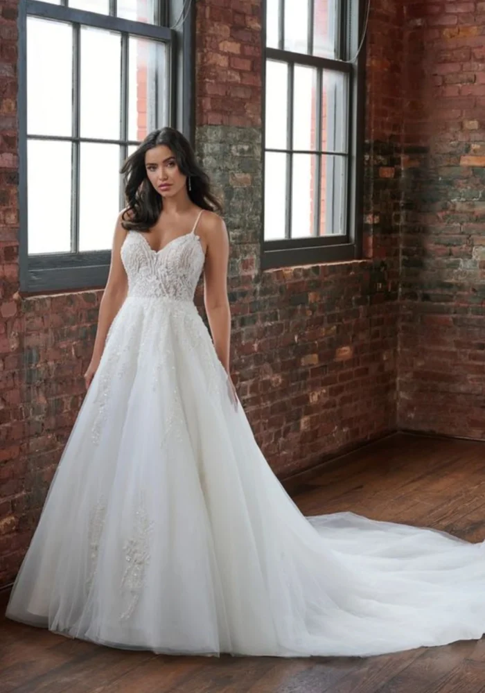 Vestido ARPOADOR - Vestido evasê fluido com corpo em renda transparente e saia em tule liso. Leve e elegante. - Felicidade Noivas e Festas