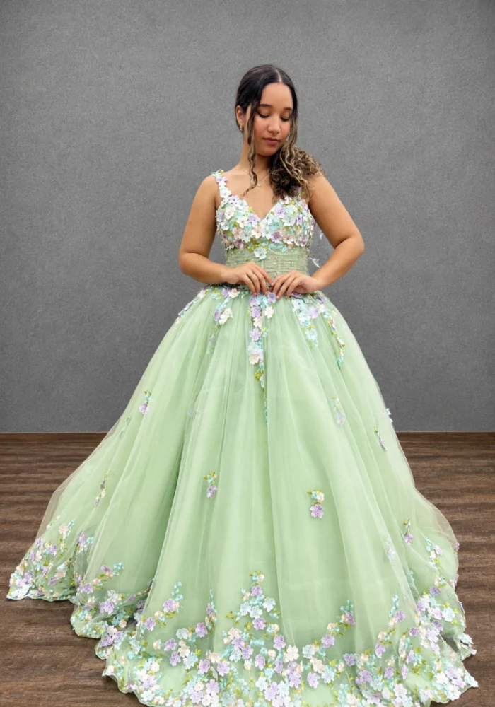 Vestido Azaleia verde sage em tule com flores coloridas e corpo drapeado - Felicidade Noivas e Festas
