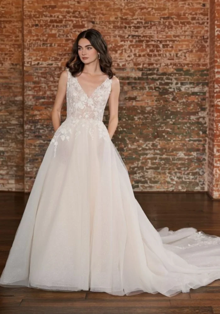 Vestido BARRA - Vestido princesa com corpo em flores 3D, alça larga e decote profundo nas costas. - Felicidade Noivas e Festas
