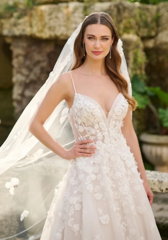 Vestido COPACABANA - Vestido evasê fluido com alça delicada e corpo em flores 3D. Romântico e feminino. - Felicidade Noivas e Festas