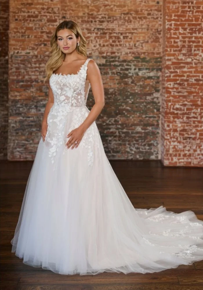Vestido CORCOVADO - Vestido evasê todo rendado com decote quadrado e alças largas. Moderno e elegante. - Felicidade Noivas e Festas