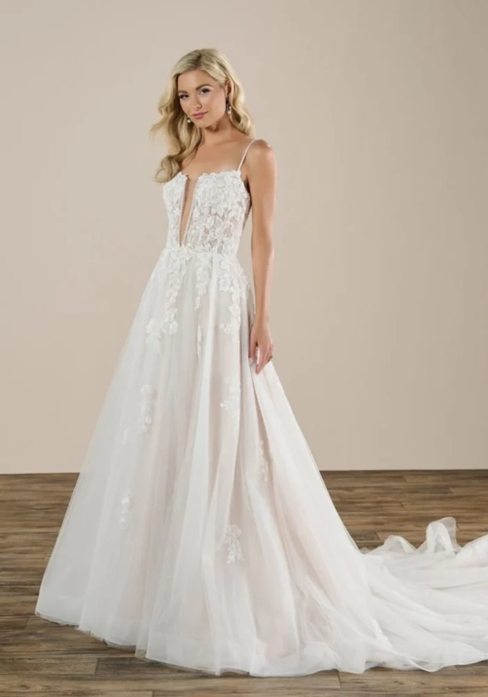 Vestido LAGOA - Vestido evasê fluido com alça delicada e decote profundo. Sensual e elegante. - Felicidade Noivas e Festas
