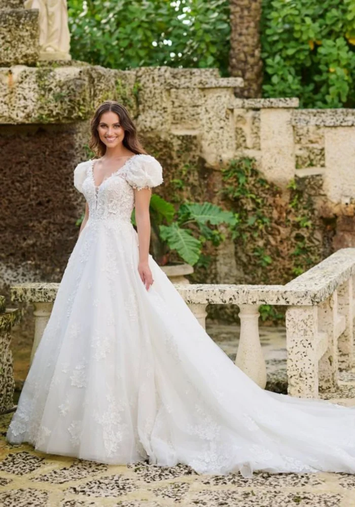 Vestido LEBLON - Vestido evasê com corpo rendado, decote profundo nas costas e manga bufante curta removível. - Felicidade Noivas e Festas