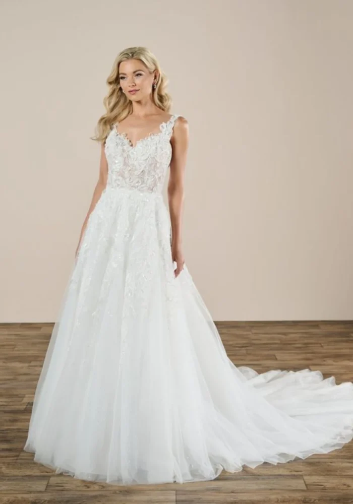 Vestido LEME - Vestido evasê fluido com corpo rendado, alças largas e saia em tule. Clássico e atemporal. - Felicidade Noivas e Festas