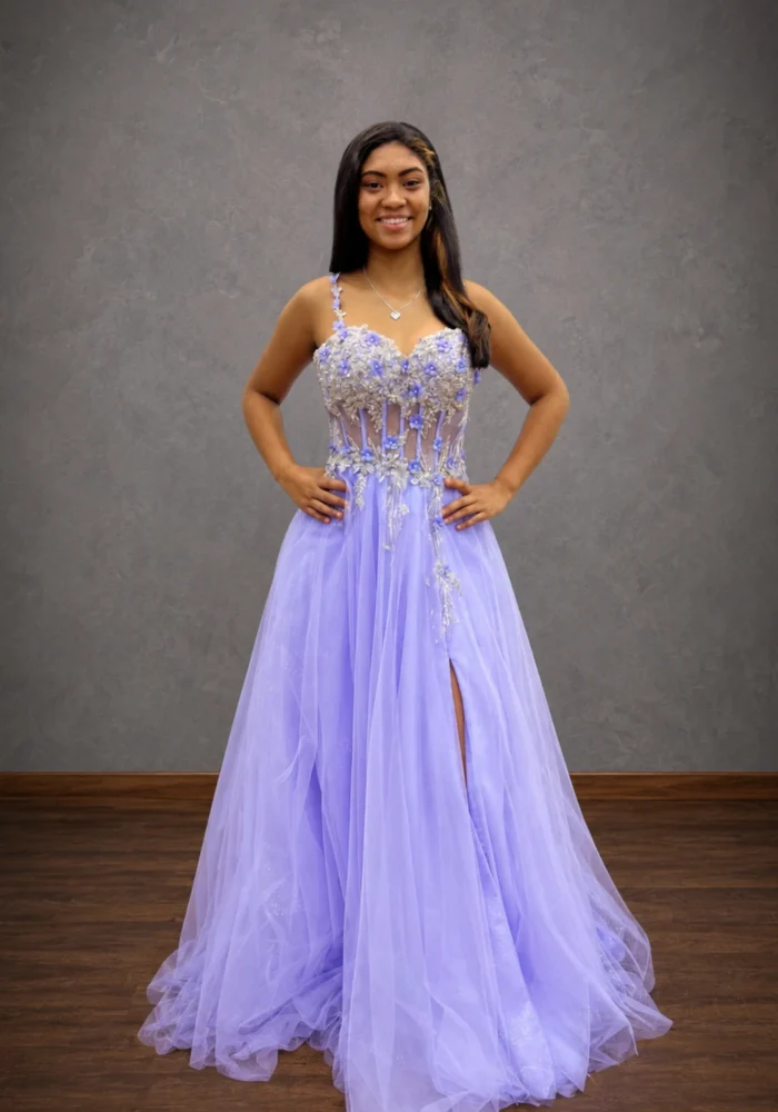 Vestido Lotus lavanda com corpo em pedraria e saia em tule com fenda - Felicidade Noivas e Festas