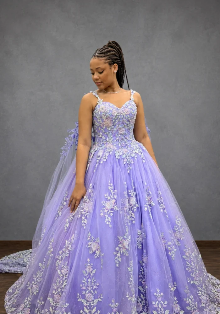Vestido Orquidea lavanda com bordados furta-cor e capa removivel - Felicidade Noivas e Festas