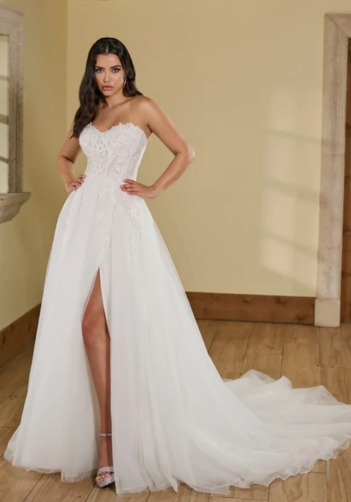 Vestido TIJUCA - Vestido evasê fluido tomara que caia com corpo rendado e saia em tule com fenda. Moderno e sensual. - Felicidade Noivas e Festas