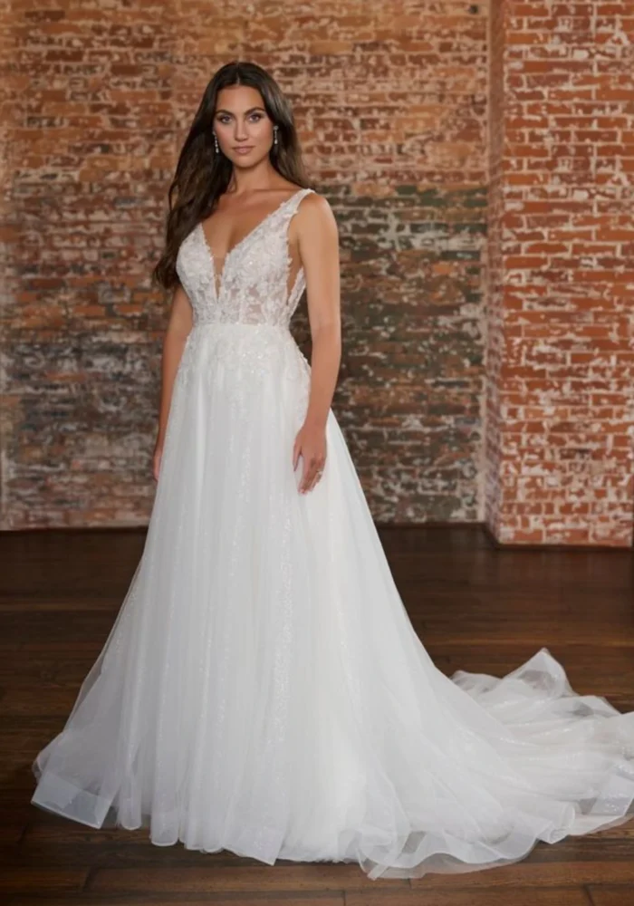 Vestido VISTA CHINESA - Vestido evasê fluido com corpo rendado e saia em tule. Delicado e atemporal. - Felicidade Noivas e Festas