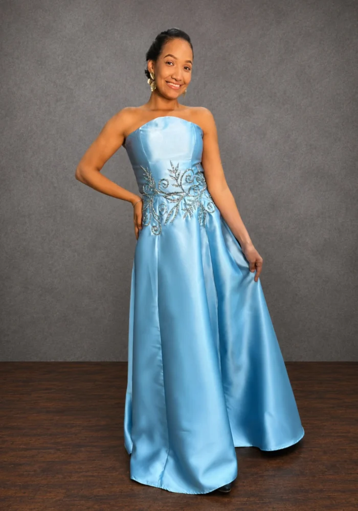 Vestido ARIELLA - Vestido alfaiataria azul serenity, tomara que caia, com bordado na cintura. Leve e elegante. - Felicidade Noivas e Festas