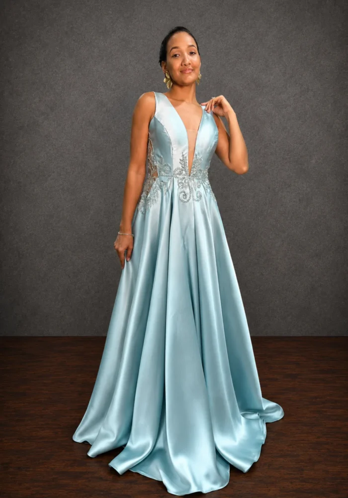 Vestido BENEDETTA - Vestido alfaiataria azul empoeirado com alça larga, decote profundo e bordado no corpo. Sensual e sofisticado. - Felicidade Noivas e Festas