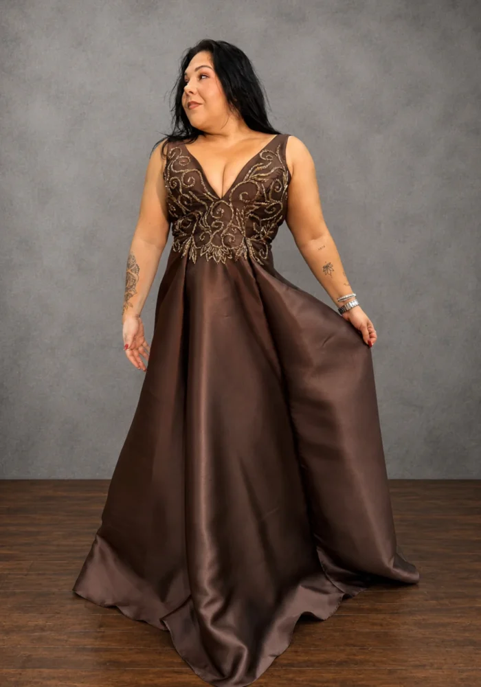 Vestido CARLOTTA - Vestido alfaiataria marrom com alça larga e corpo bordado. Clássico e sofisticado. - Felicidade Noivas e Festas