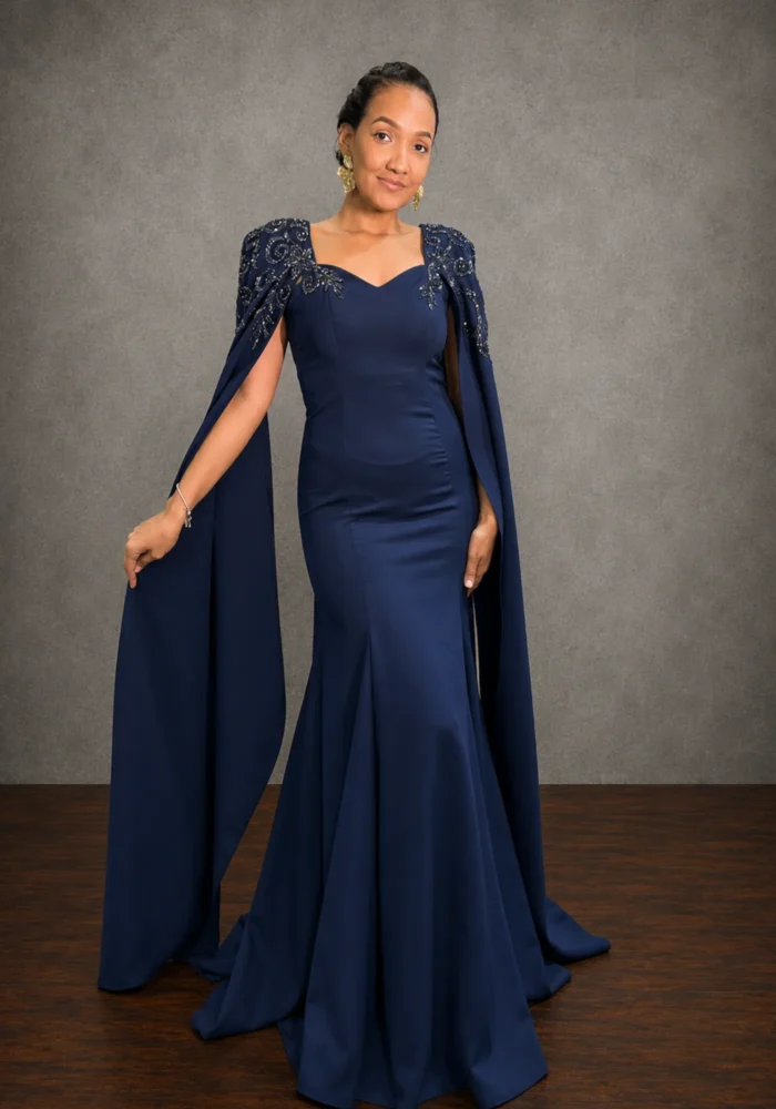 Vestido CARMELA - Vestido alfaiataria azul-marinho com manga capa e bordado nos ombros. Elegante e marcante. - Felicidade Noivas e Festas