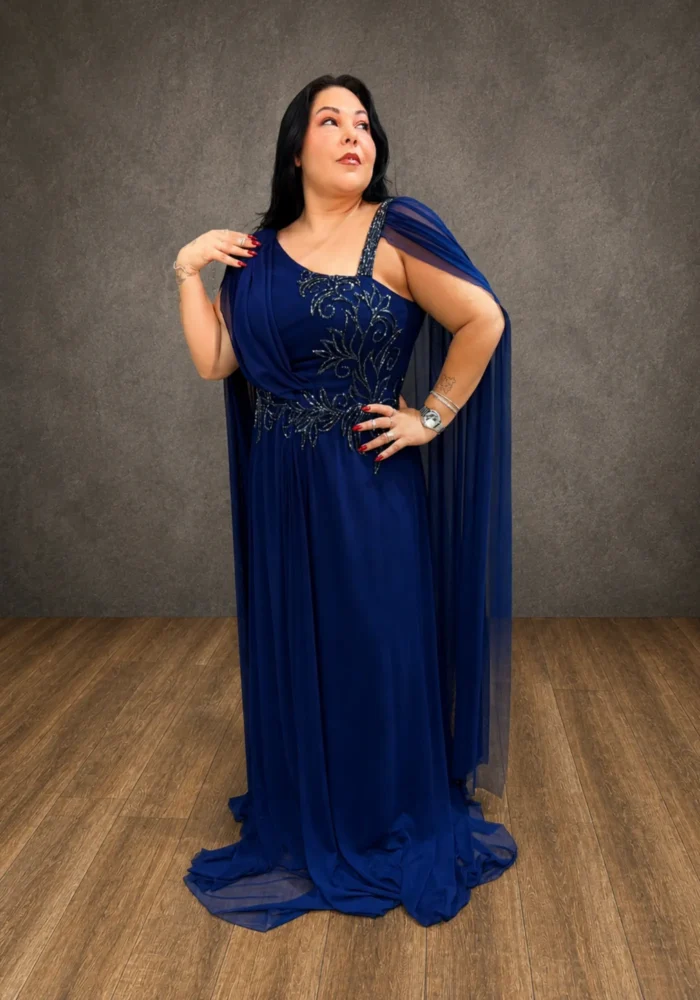 Vestido FIORELLA - Vestido azul-marinho com corpo todo bordado e mangas soltas em formato de asas. Deslumbrante e sofisticado. - Felicidade Noivas e Festas