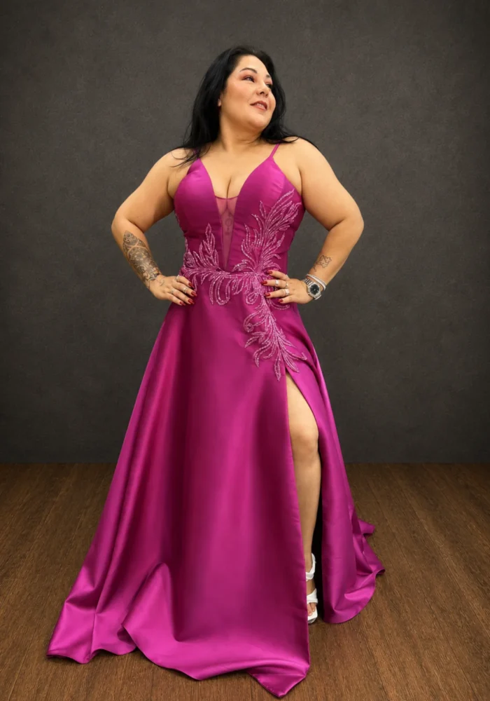 Vestido GIULIANA - Vestido alfaiataria fúcsia com alça fina, corpo bordado e fenda lateral. Ousado e sofisticado. - Felicidade Noivas e Festas