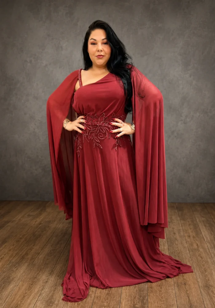 Vestido GRAZIA - Vestido marsala com corpo todo bordado e mangas soltas em formato de asas. Elegante e marcante. - Felicidade Noivas e Festas
