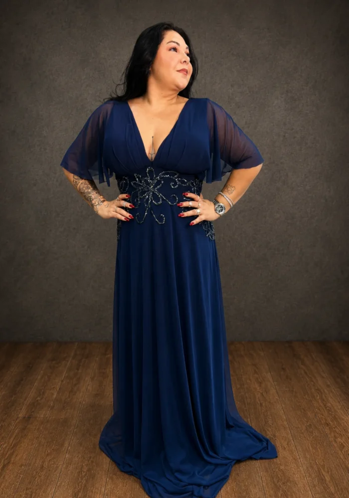 Vestido LUCETTA - Vestido azul-marinho com bordado na cintura e pelerine fixa. Refinado e romântico. - Felicidade Noivas e Festas