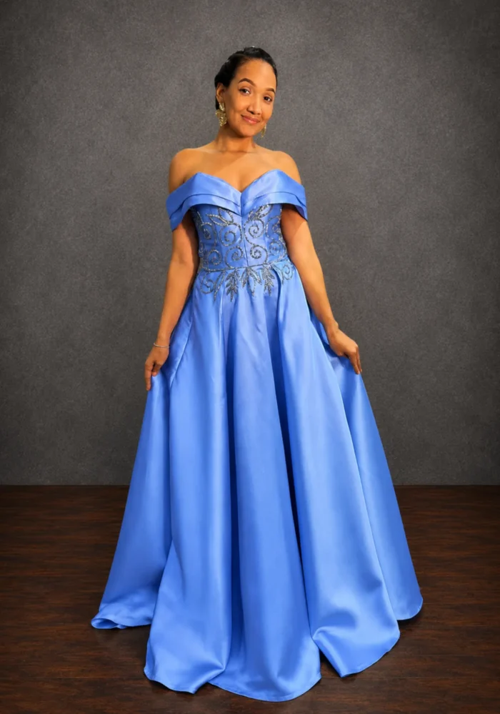 Vestido LUCIANA - Vestido alfaiataria azul serenity, ombro a ombro, com corpo bordado. Elegante e atemporal. - Felicidade Noivas e Festas