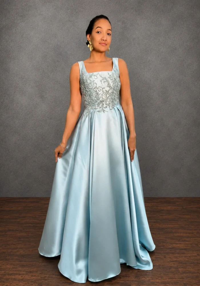 Vestido MARCELLA - Vestido alfaiataria azul empoeirado com alça larga, bordado no corpo e decote quadrado. Moderno e elegante. - Felicidade Noivas e Festas