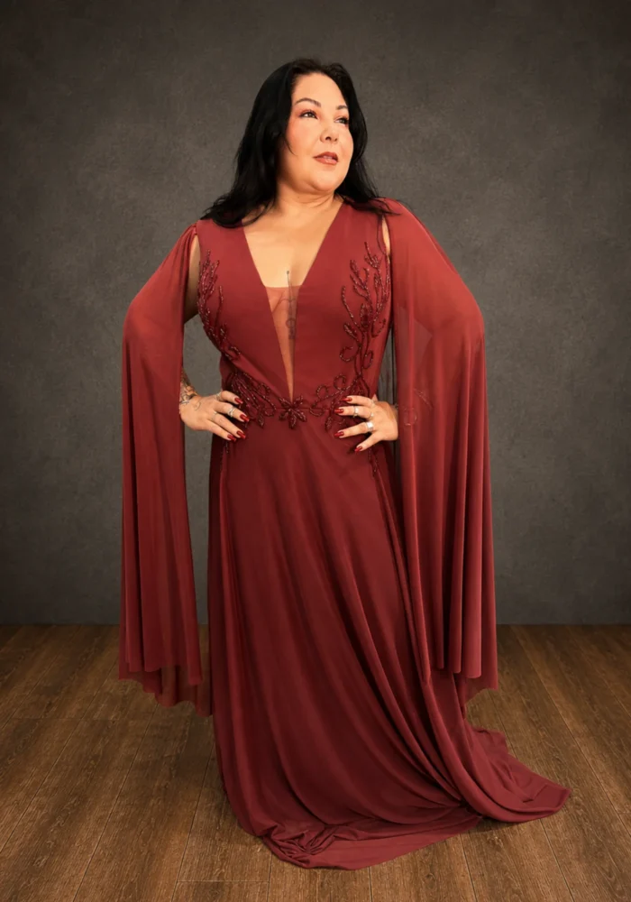 Vestido MARIELLA - Vestido marsala com corpo todo bordado e mangas soltas em formato de asas. Deslumbrante e elegante. - Felicidade Noivas e Festas