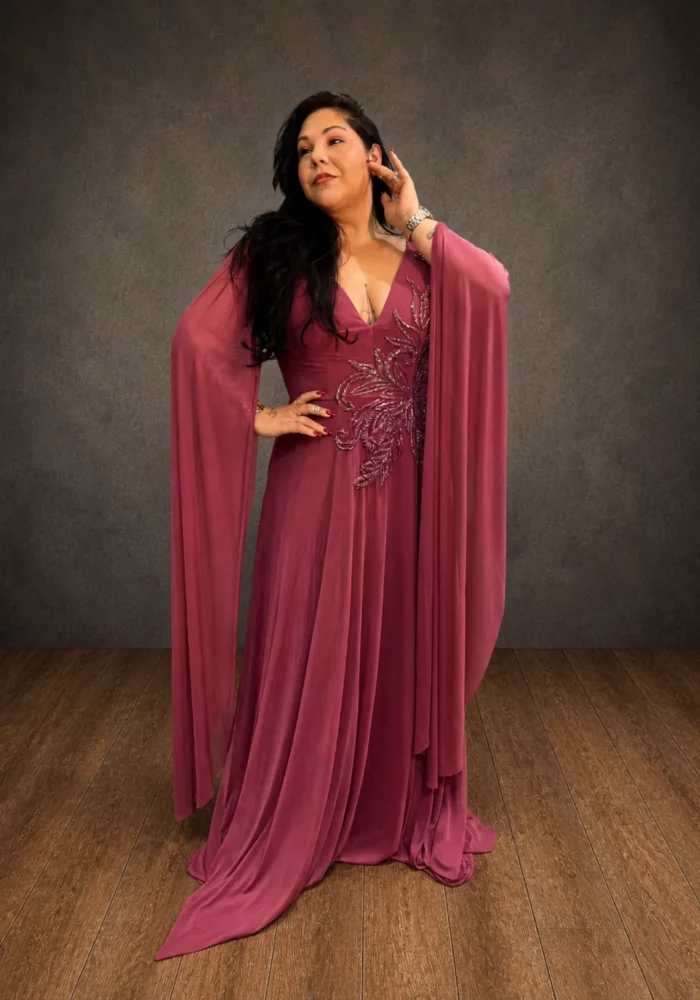 Vestido SERAFINA - Vestido rosa goiaba com corpo bordado e mangas soltas em formato de asas. Delicado e vibrante. - Felicidade Noivas e Festas
