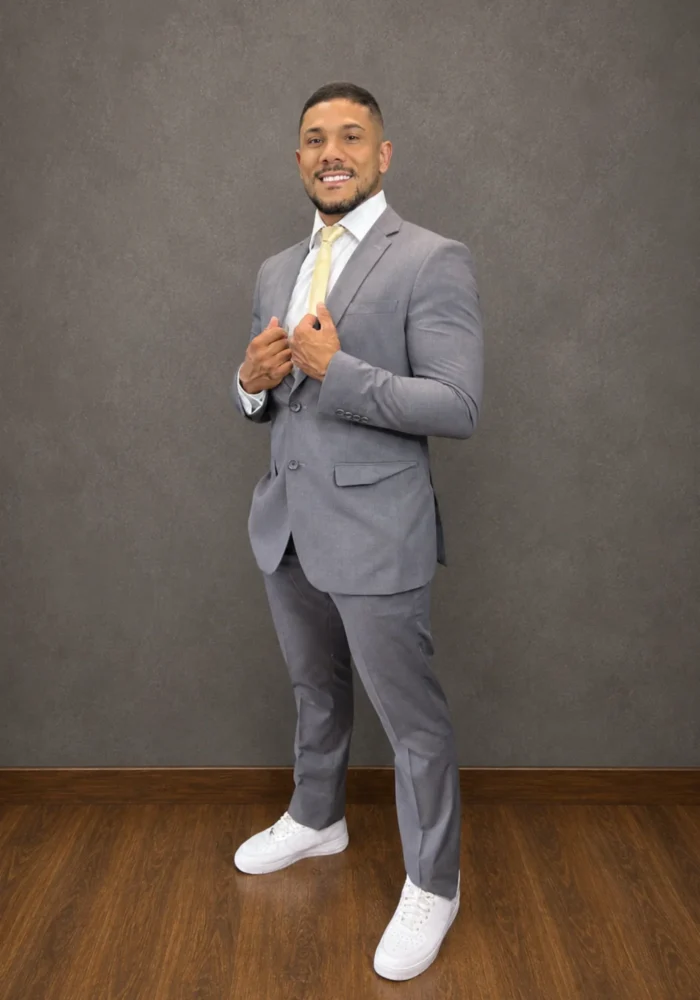 Terno SLIM FIT CINZA MÉDIO - Versátil e refinado, é a escolha perfeita para noivos que buscam um traje moderno sem abrir mão da elegância. - Felicidade Noivas e Festas