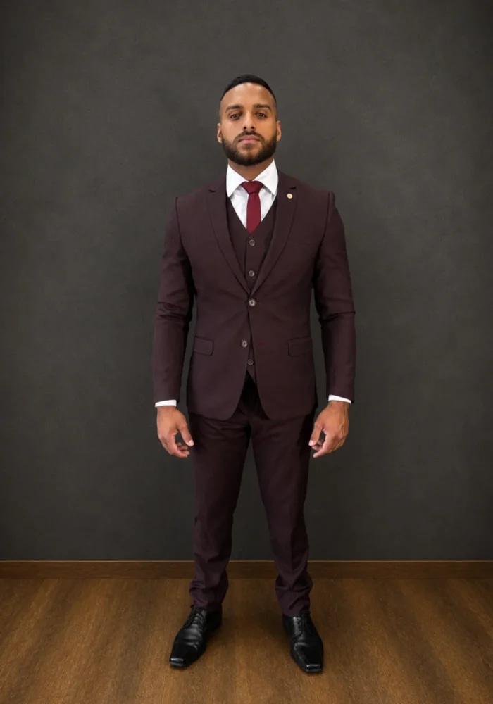 Terno SLIM FIT LINHO VINHO - Uma escolha ousada na medida certa, ideal para noivos que valorizam estilo, sofisticação e personalidade. - Felicidade Noivas e Festas