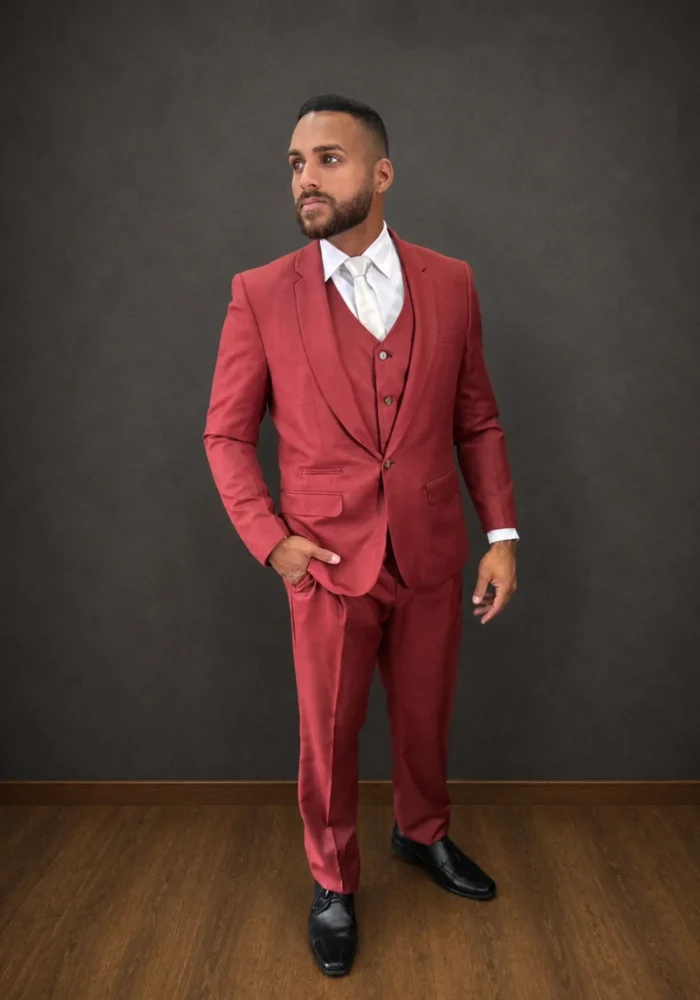Terno SLIM FIT TERRACOTA - Seu tom marcante proporciona um visual autêntico e refinado, ideal para casamentos no campo, na praia ou durante o pôr do sol. - Felicidade Noivas e Festas
