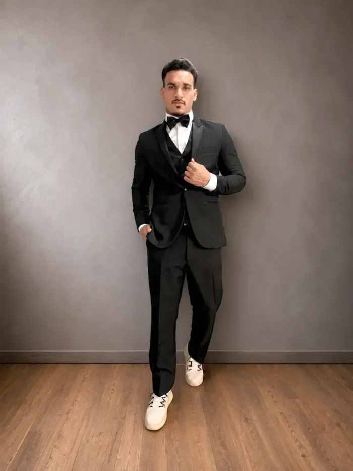 Terno SMOOKING PRETO - Clássico, elegante e sofisticado, o smoking preto é a escolha ideal para padrinhos que desejam uma presença marcante e impecável. - Felicidade Noivas e Festas