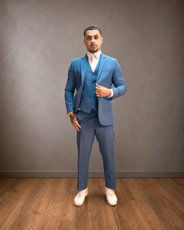 Terno TERNO SLIM AZUL JEANS - Moderno e versátil, o terno slim azul jeans é ideal para padrinhos que buscam elegância com um toque contemporâneo. - Felicidade Noivas e Festas