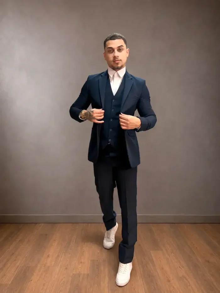 Terno TERNO SLIM AZUL MARINHO - Elegante e atemporal, o terno slim azul-marinho é uma escolha segura para padrinhos que buscam sofisticação e versatilidade. - Felicidade Noivas e Festas