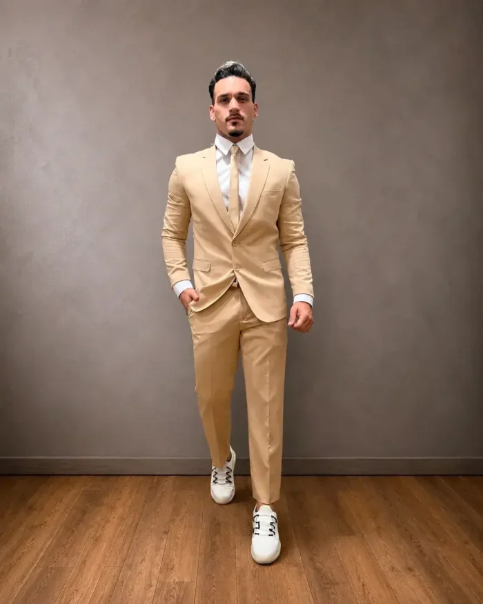 Terno TERNO SLIM BEGE - Leve, elegante e contemporâneo, o terno slim bege é uma excelente escolha para padrinhos em cerimônias diurnas ou ao ar livre. - Felicidade Noivas e Festas