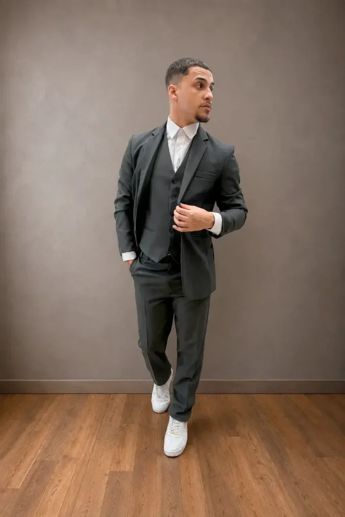 Terno TERNO SLIM CHUMBO - Sofisticado e versátil, o terno slim chumbo é ideal para padrinhos que buscam um visual elegante e contemporâneo. - Felicidade Noivas e Festas