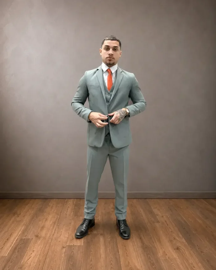 Terno TERNO SLIM CINZA - Clássico e versátil, o terno slim cinza é uma ótima opção para padrinhos que desejam um visual elegante e equilibrado. - Felicidade Noivas e Festas