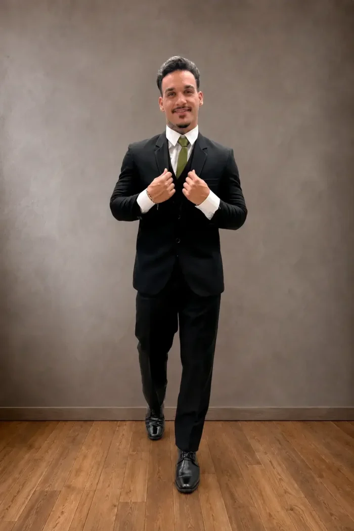 Terno TERNO SLIM PRETO - Clássico e sofisticado, o terno slim preto é uma escolha elegante para padrinhos em diferentes estilos de cerimônia. - Felicidade Noivas e Festas