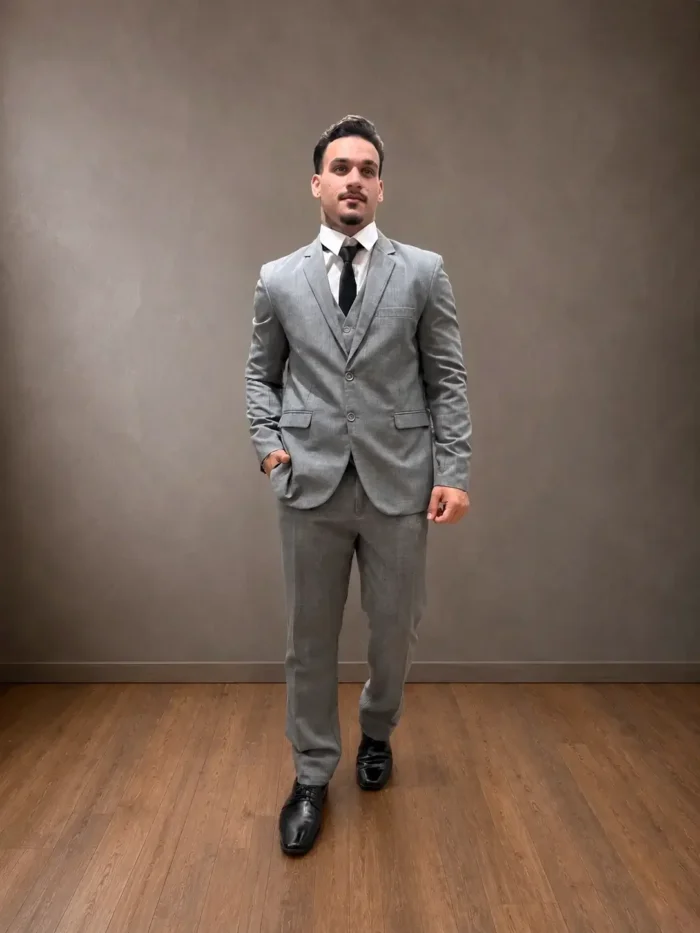 Terno TERNO SLIM TROPICAL - Em tom cinza claro, o terno slim tropical combina leveza, elegância e modernidade. - Felicidade Noivas e Festas