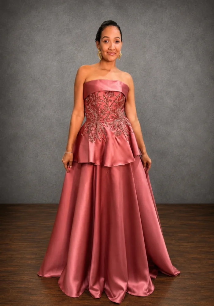 Vestido VIOLETTA - Vestido alfaiataria rosé, tomara que caia, com bordado no corpo e babado na saia. Romântico e delicado. - Felicidade Noivas e Festas