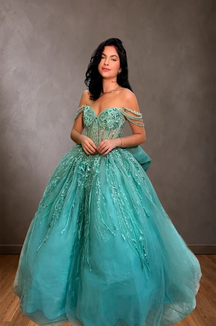 Vestido Elowen verde sage para festa de debutante - Felicidade Noivas e Festas